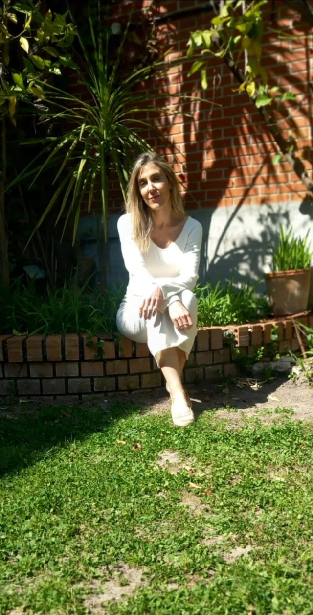 Bárbara, terapeuta de Registros Akáshicos en Majadahonda, en un jardín