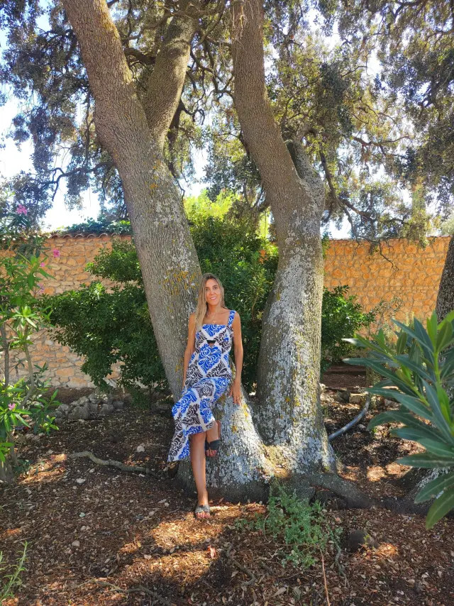 Bárbara, terapeuta de Registros Akáshicos en Majadahonda, junto a una encina centenaria